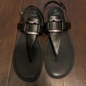 Simply Vera Wang Redcort thong sandals